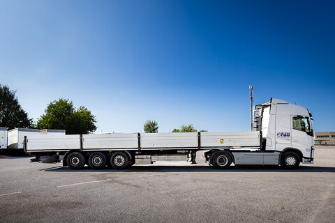 <h2>Semirimorchi aperti con o senza sponde laterali</h2><p>Pianale completamente aperto, dotati di capannina per copertura merce</p>