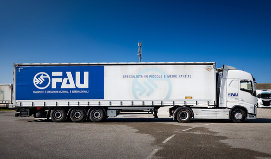 <h2>Semirimorchi centinati copri/scopri</h2><p>Con centinature scorrevoli lateralmente e tetto copri/scopri per carichi dall’alto con carro ponte</p>