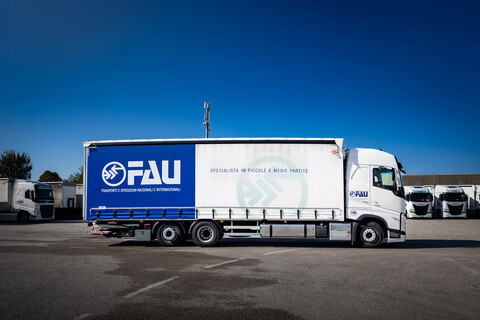 <h2>Motrici granvolume centinate copri/scopri</h2><p>Consentono carico/scarico dall'alto, di lato e da dietro, centina alza/abbassa. Portata 140 q.li<br></p>