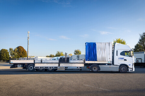 <h2>Semirimorchi con buca portacoils</h2><p>Consentono carico/scarico dall'alto. Portata 300 q.li</p>